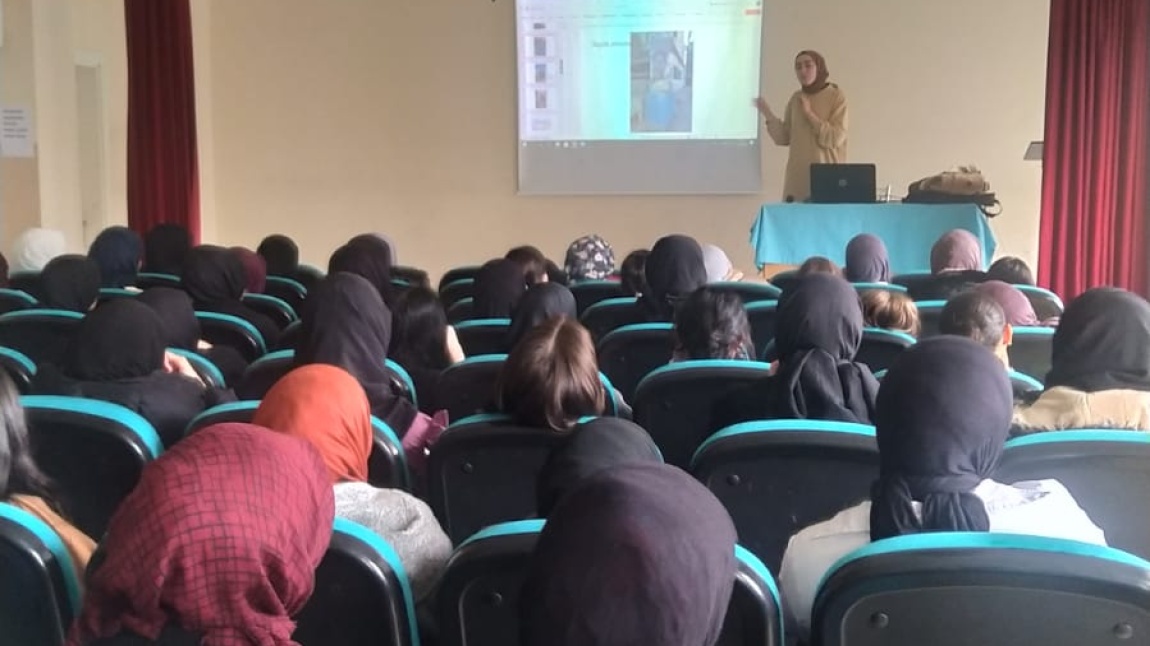 Hedef YKS 2024 Kariyer Buluşmaları kapsamında Hacettepe Tıp Fakültesi 4. Sınıf öğrencisi Fatma Nur Özlem'i okulumuza davet ettik.